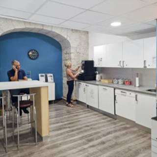 Bureau privé 20 m² 4 postes Coworking Place de la Joliette Marseille 13002 - photo 8